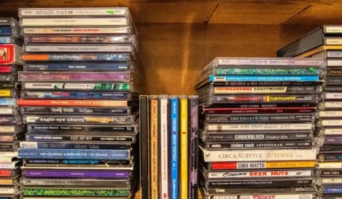 CD volta ao radar dos fãs, mas falta de produção limita nova onda da mídia física no Brasil