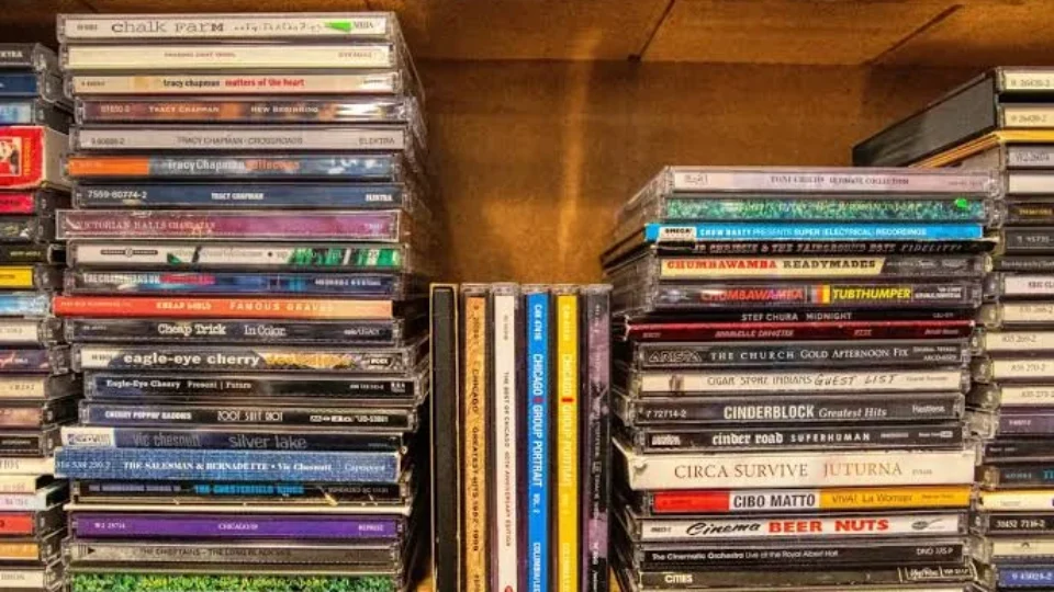 CD volta ao radar dos fãs, mas falta de produção limita nova onda da mídia física no Brasil