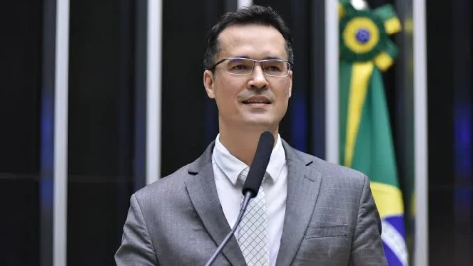 TSE forma maioria para manter campanha de Deltan Dallagnol suspensa no Paraná