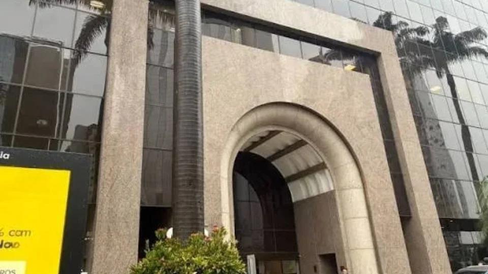 Marquise desaba na Faria Lima e deixa duas pessoas feridas em prédio empresarial
