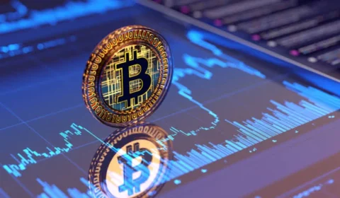 Bitcoin supera US$ 86 mil após onda de liquidações e entrada de recursos em ETFs