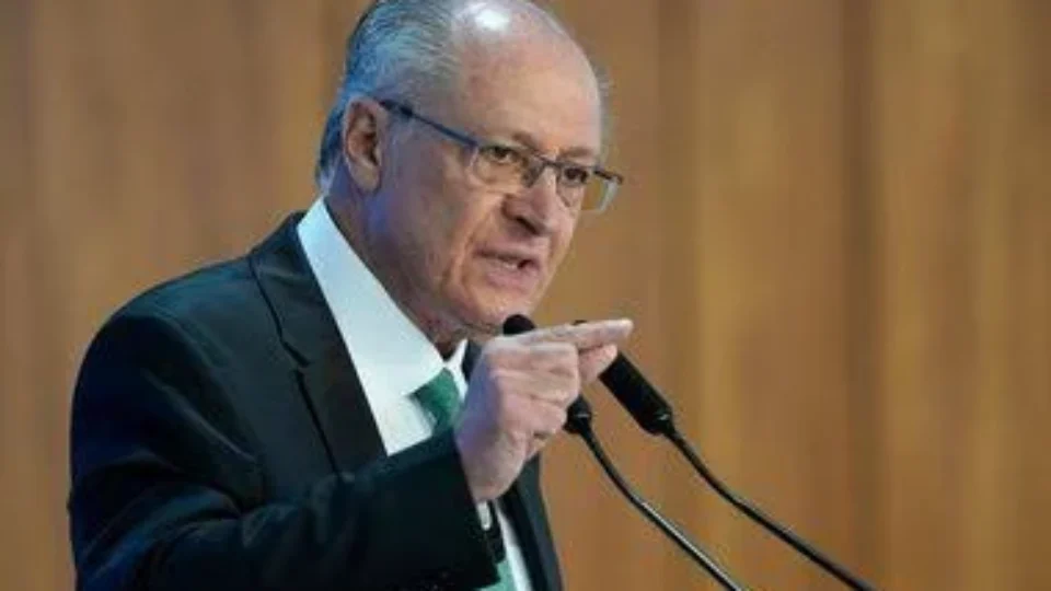 Nova lei endurece punição para furto e roubo de combustíveis e mira cadeia de receptação
