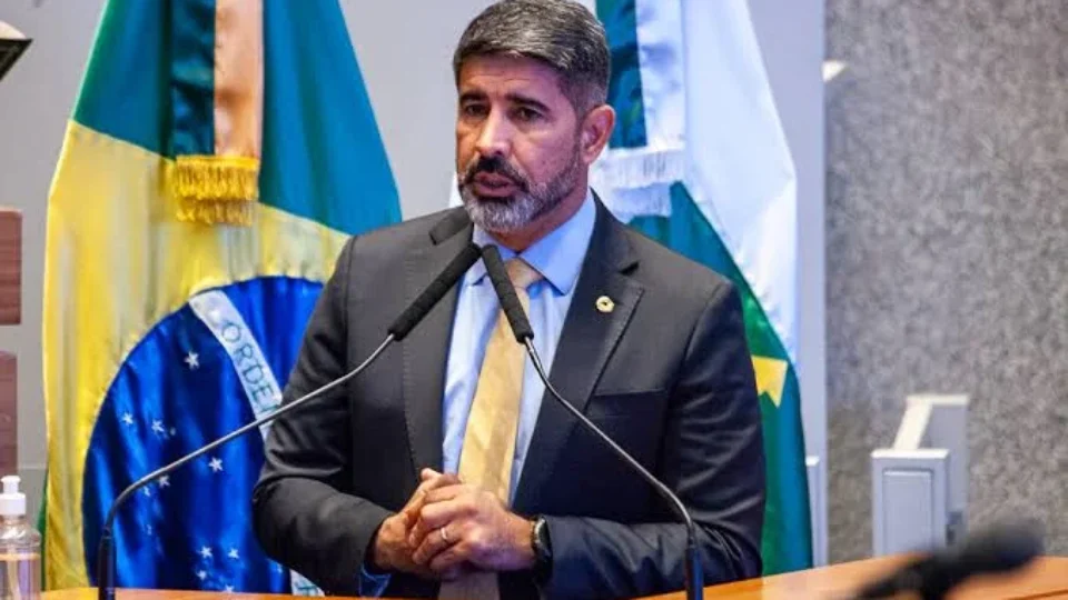 TRE-DF aceita denúncia contra deputado Roosevelt por crimes eleitorais
