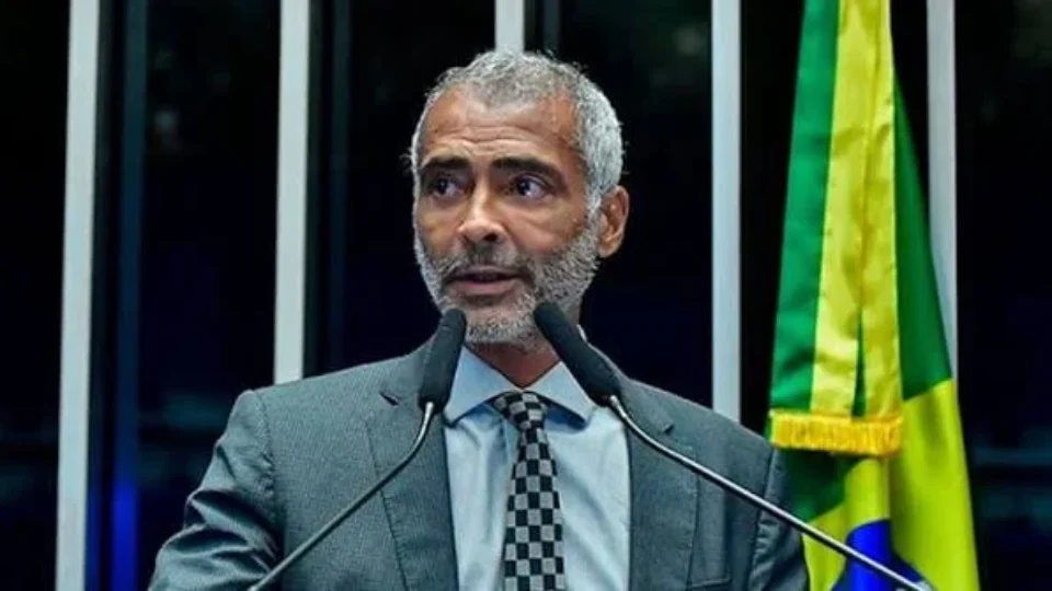 Justiça manda CazéTV entregar contrato de Romário em 48 horas e bloqueia repasses