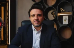 Renan Santos aciona TSE para tentar participar do debate da Globo