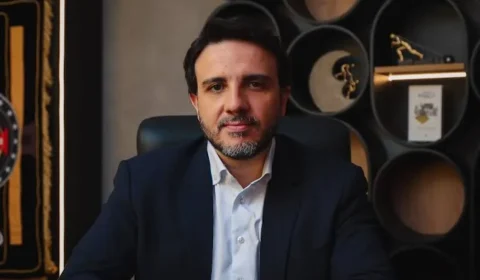 Renan Santos aciona TSE para tentar participar do debate da Globo