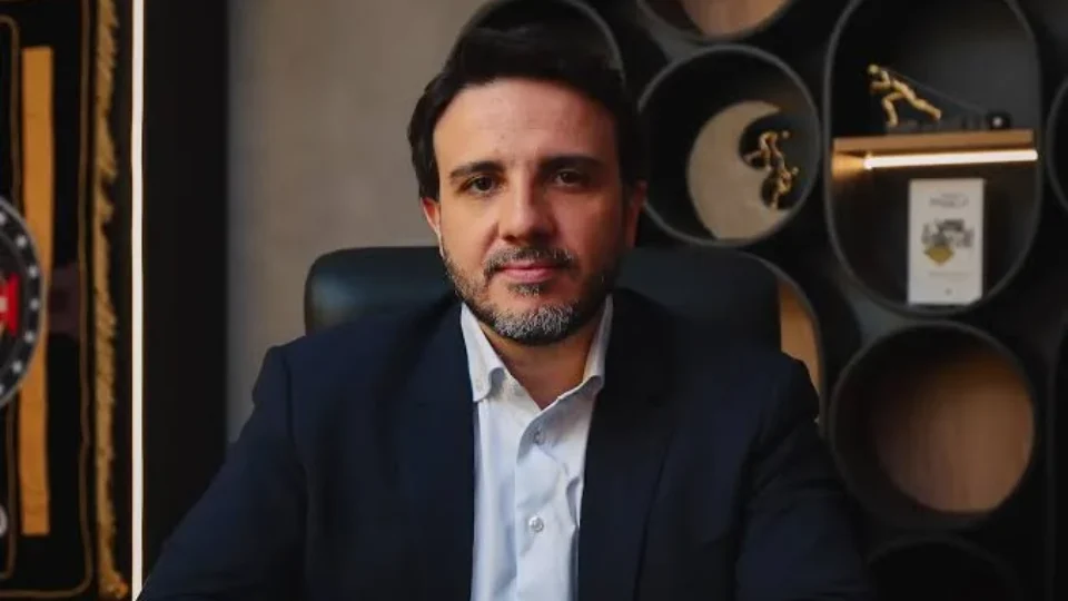 Renan Santos aciona TSE para tentar participar do debate da Globo