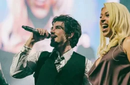 Jão volta aos palcos após mais de um ano e recebe Erika Hilton em show apoteótico em São Paulo