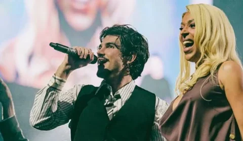 Jão volta aos palcos após mais de um ano e recebe Erika Hilton em show apoteótico em São Paulo