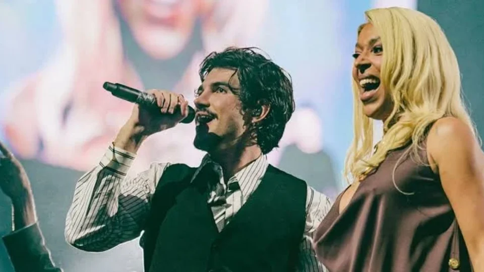 Jão volta aos palcos após mais de um ano e recebe Erika Hilton em show apoteótico em São Paulo