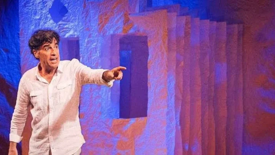 Paulo Betti transforma a própria vida em espetáculo e sobe ao palco em Porto Alegre