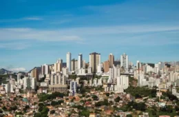 Bairro de BH enfrenta quase duas semanas de falta d’água e moradores recorrem a caminhões-pipa