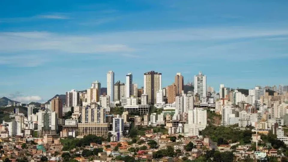 Bairro de BH enfrenta quase duas semanas de falta d’água e moradores recorrem a caminhões-pipa