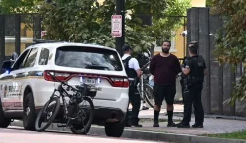 Homem avança de carro perto da Casa Branca e exige falar com Trump