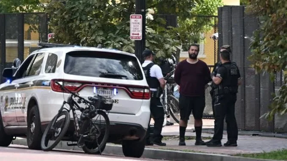 Homem avança de carro perto da Casa Branca e exige falar com Trump