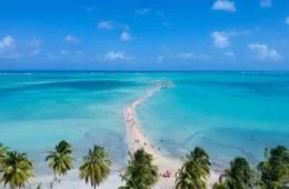 Caminho de Moisés faz mar ‘se abrir’ e revela faixa de areia de até 3 km em Maragogi