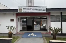 Carro furtado bate em postes e é abandonado em avenida de Suzano
