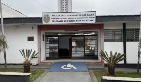 Carro furtado bate em postes e é abandonado em avenida de Suzano