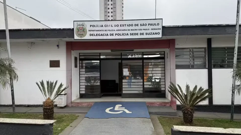 Carro furtado bate em postes e é abandonado em avenida de Suzano