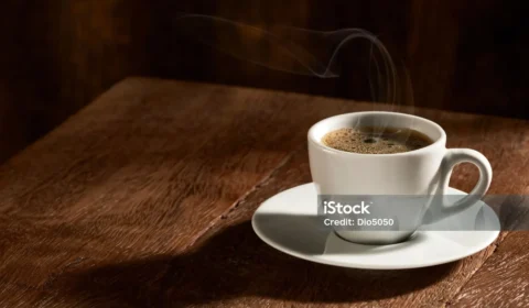 Cheiro de café pode melhorar o humor antes mesmo do primeiro gole, aponta estudo