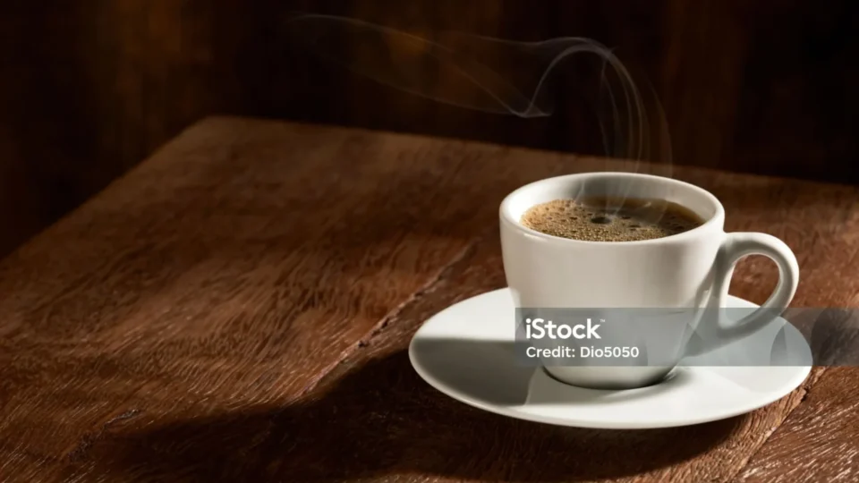 Cheiro de café pode melhorar o humor antes mesmo do primeiro gole, aponta estudo