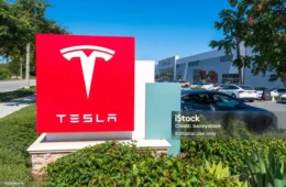 Tesla vai a julgamento por acusações de discriminação contra trabalhadores negros