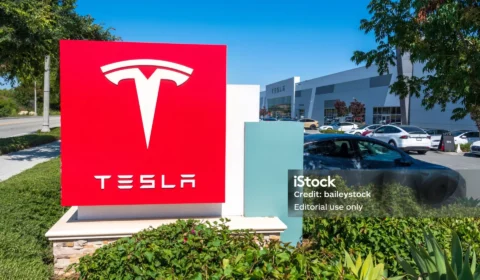 Tesla vai a julgamento por acusações de discriminação contra trabalhadores negros