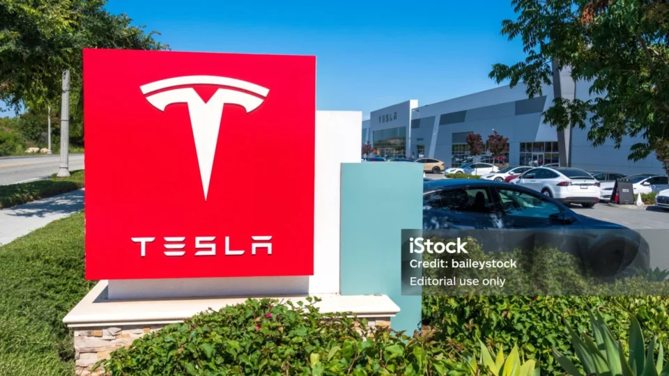 Tesla vai a julgamento por acusações de discriminação contra trabalhadores negros