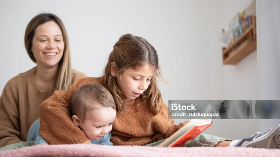 Ler antes de dormir pode ajudar no desenvolvimento das crianças; veja o que a leitura estimula