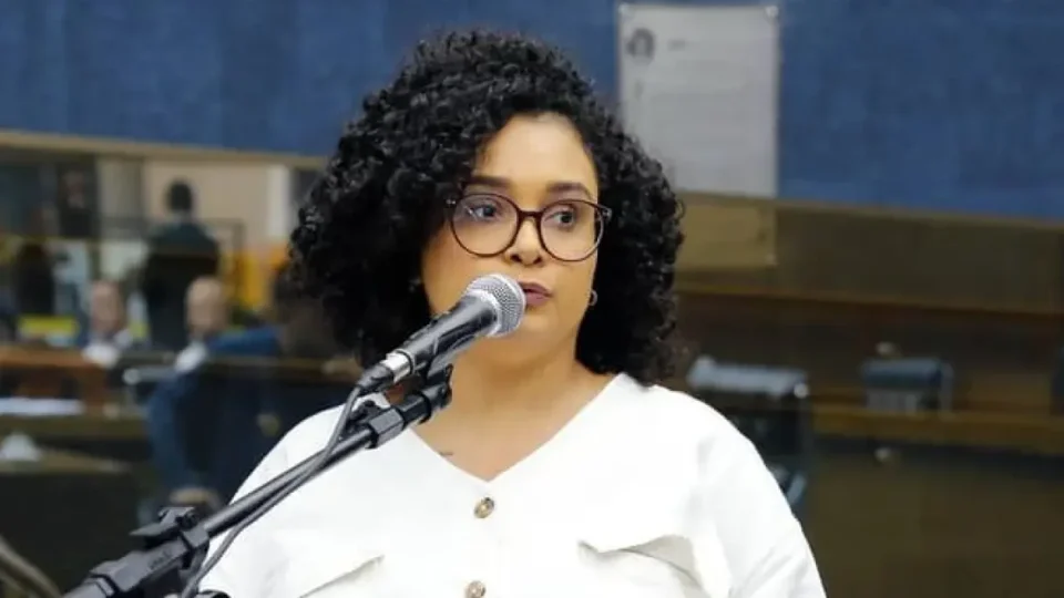 Iza Lourença denuncia ataque com bomba em escritório de campanha em MG
