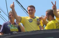 Flávio Bolsonaro avalia participar de debate da Globo, mas aguarda decisão de Lula