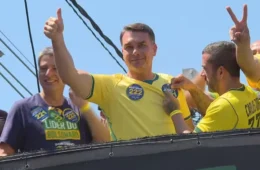 Flávio Bolsonaro avalia participar de debate da Globo, mas aguarda decisão de Lula
