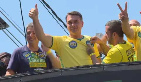 Flávio Bolsonaro avalia participar de debate da Globo, mas aguarda decisão de Lula