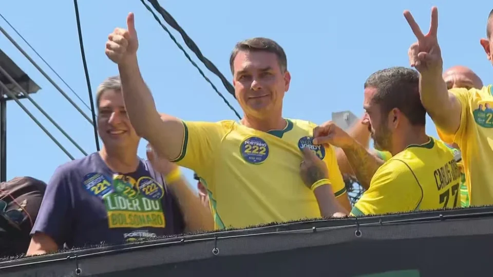 Flávio Bolsonaro avalia participar de debate da Globo, mas aguarda decisão de Lula