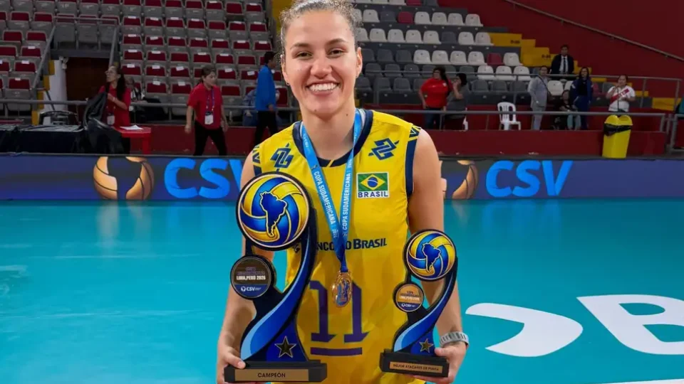 Karina sofre fratura no tornozelo e está fora do Sul-Americano de vôlei