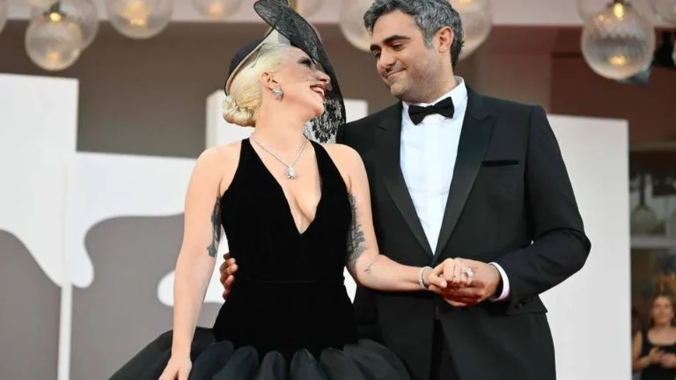 Lady Gaga e Michael Polansky tiveram primeira filha por barriga de aluguel, diz site