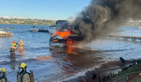 Lancha pega fogo no Lago Paranoá e mobiliza bombeiros em Brasília