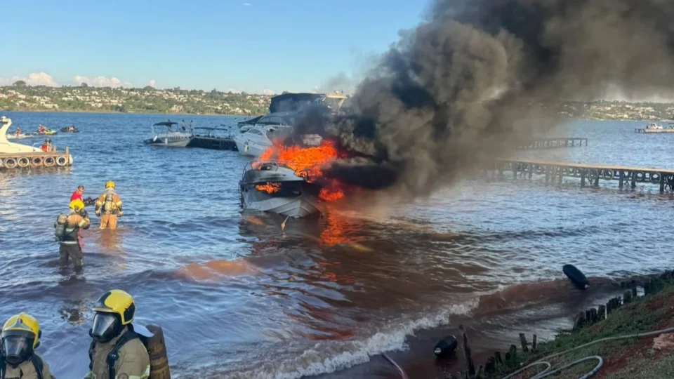 Lancha pega fogo no Lago Paranoá e mobiliza bombeiros em Brasília