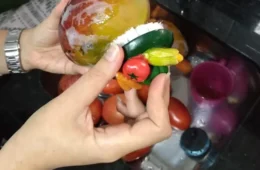 Lavar frutas e verduras tira agrotóxicos? Veja a forma correta de higienizar os alimentos