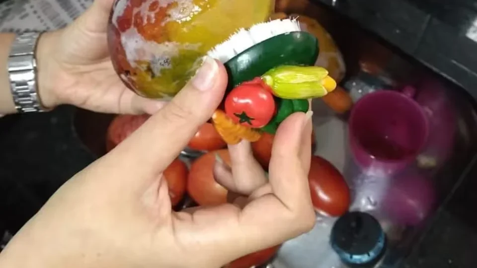 Lavar frutas e verduras tira agrotóxicos? Veja a forma correta de higienizar os alimentos