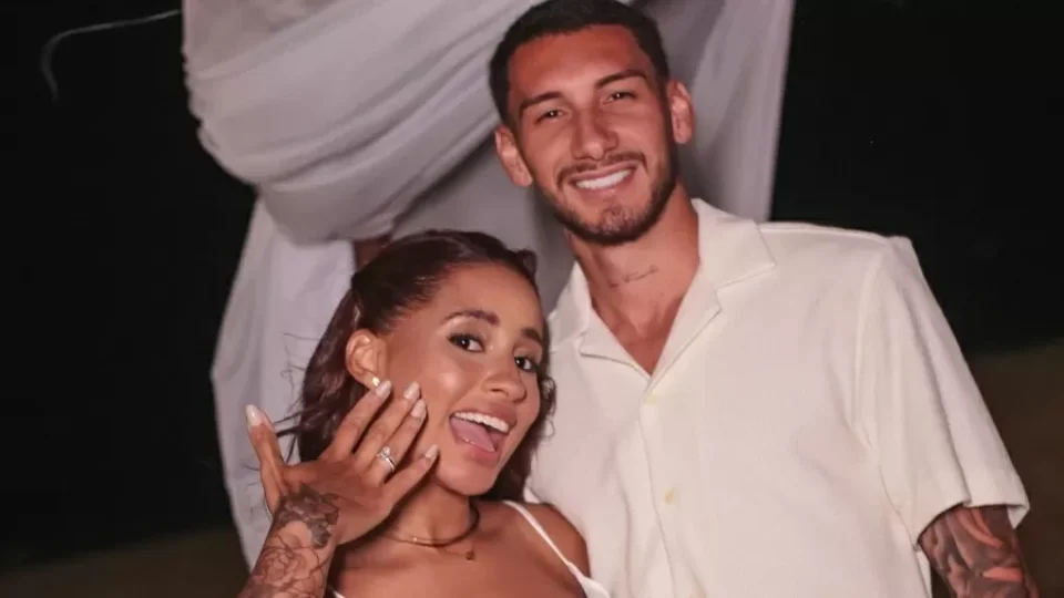 Lomma é pedida em casamento por Ronald Belé em praia