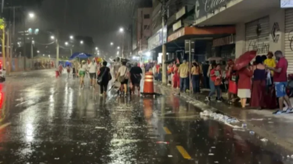 Público deixa ato em Juiz de Fora após Lula cancelar presença por causa da chuva