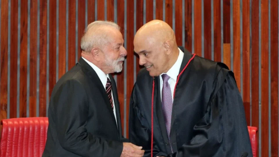 Em silêncio há 24h, Lula tenta se blindar de crise contra Moraes