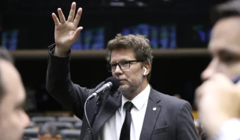 PF apreende 7 armas de Mário Frias em operação que investiga dinheiro para filme sobre Bolsonaro