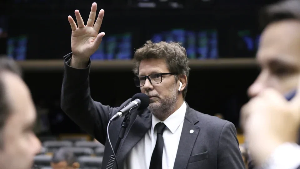 PF apreende 7 armas de Mário Frias em operação que investiga dinheiro para filme sobre Bolsonaro