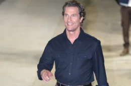 Jimmy Kimmel revela abraço inusitado de Matthew McConaughey no banheiro do Emmy