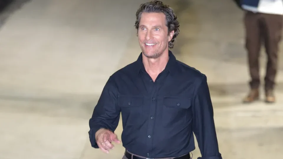 Jimmy Kimmel revela abraço inusitado de Matthew McConaughey no banheiro do Emmy