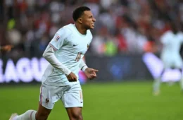 Mbappé decide, mas sai lesionado em vitória da França sobre a Turquia na estreia de Zidane