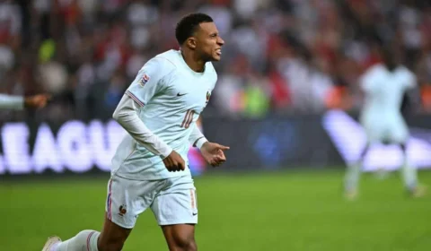 Mbappé decide, mas sai lesionado em vitória da França sobre a Turquia na estreia de Zidane