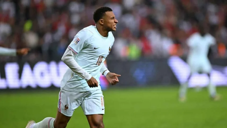 Mbappé decide, mas sai lesionado em vitória da França sobre a Turquia na estreia de Zidane